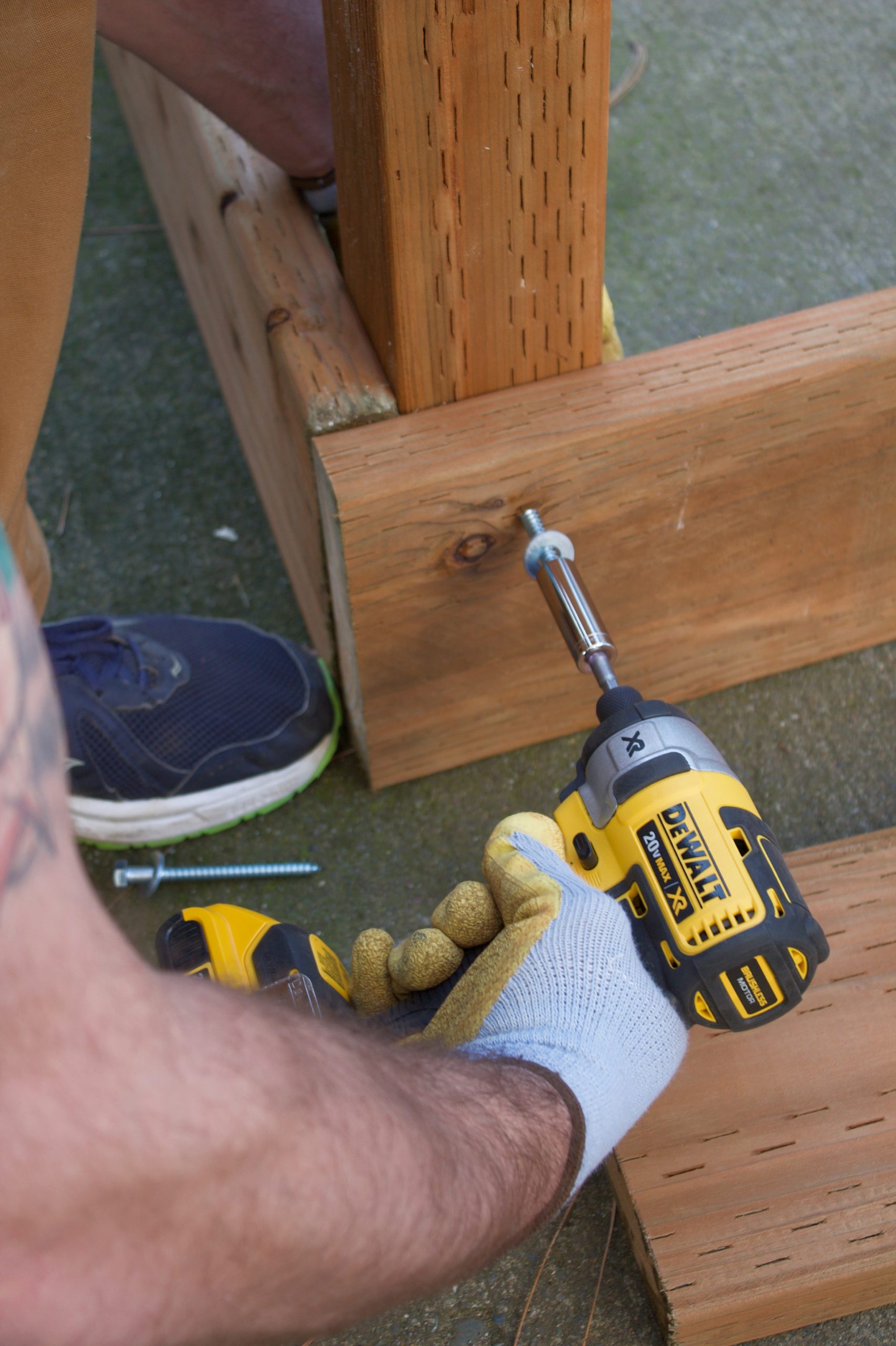 Screwing the bed corner together. 